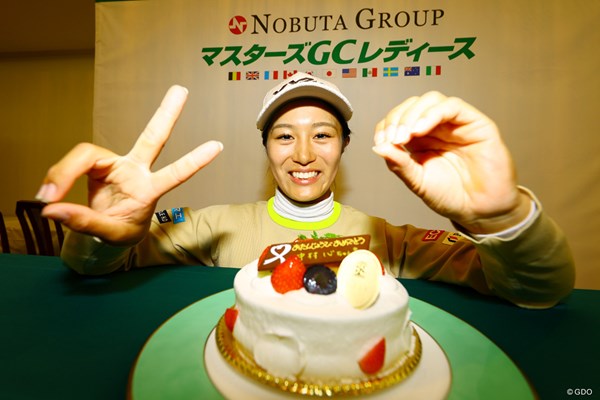 20歳の誕生日を迎えて主催者がケーキで祝福