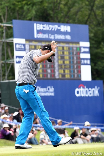 2011年 日本ゴルフツアー選手権 Citibank Cup Shishido Hills 2日目 小林正則 最終18番パーパットを決め、ボールを高々と・・・、顔も一緒に上げてくださいね。