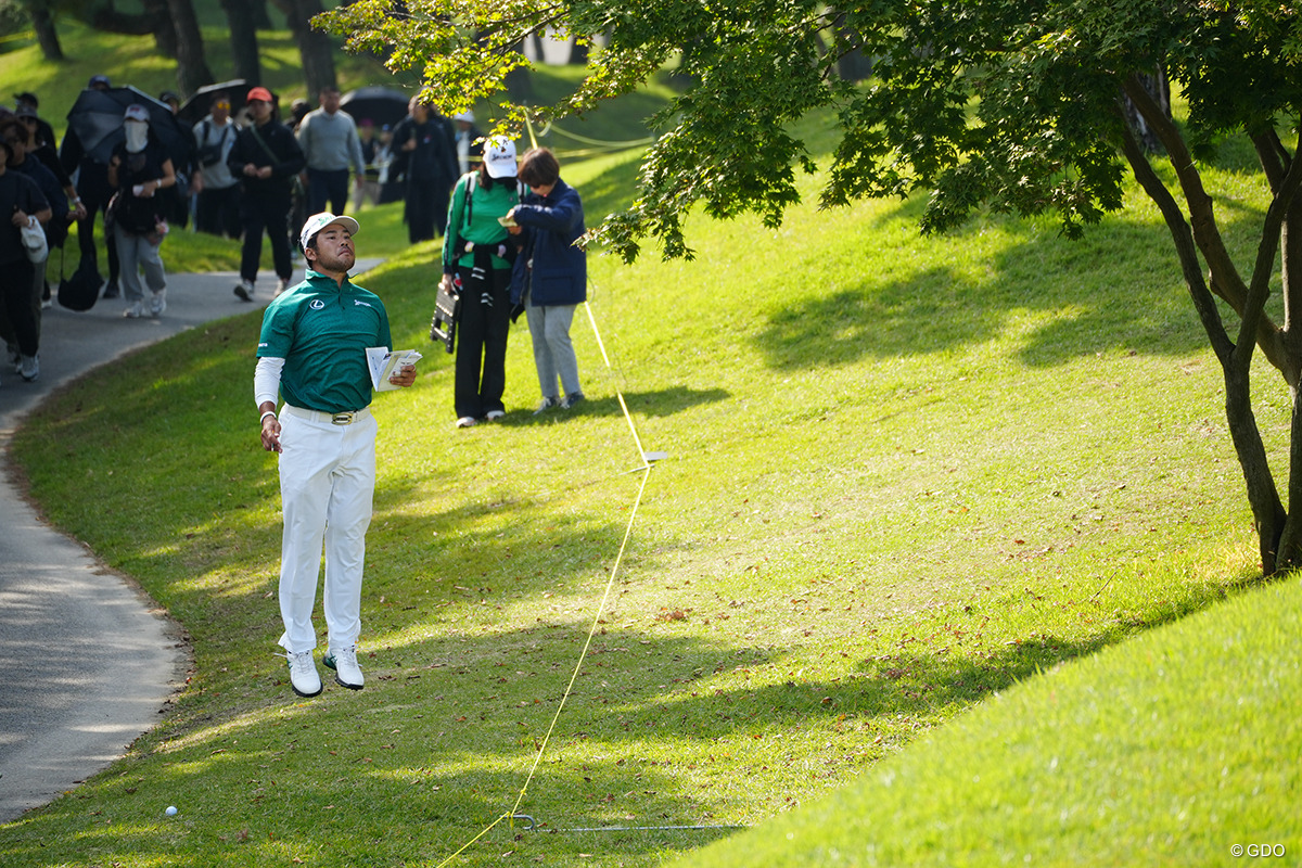 17番はカート道に跳ねてラッキーな位置に