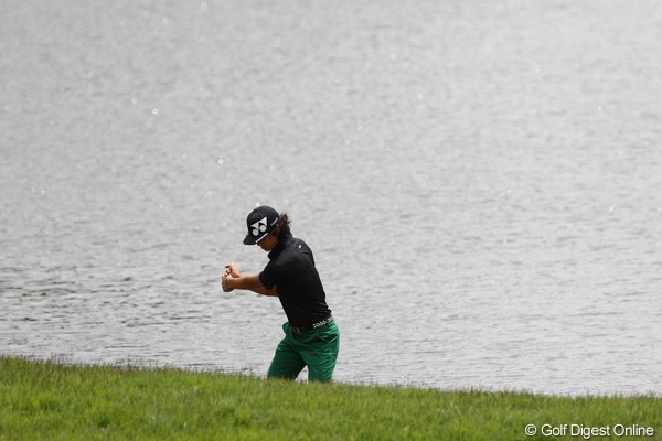 2011年 日本ゴルフツアー選手権 Citibank Cup Shishido Hills 2日目 石川遼 5番危うく池に・・・スイングチェック？