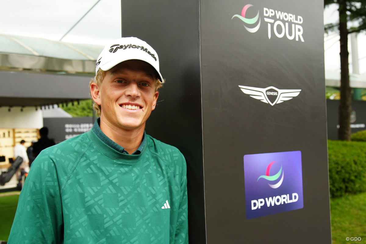 インタビューに答える