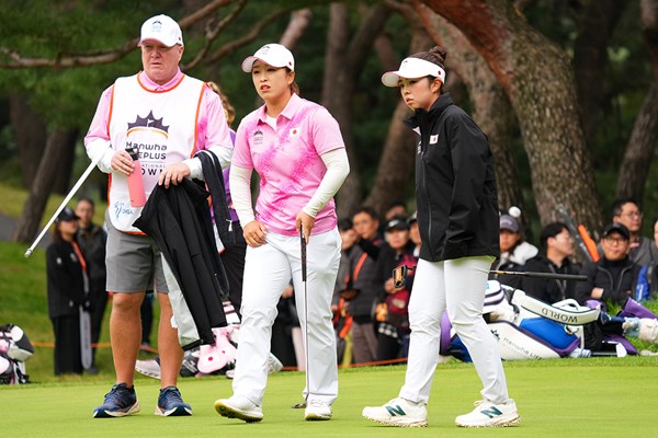 西郷真央（中央）と山下美夢有（右）のペアはマッチを制した（Yuichi Masuda／Getty Images)