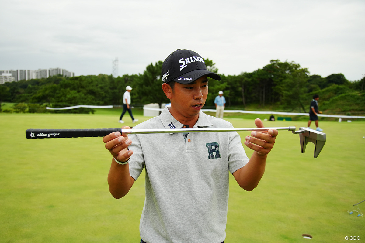 トウ側がほんのわずかに垂れる