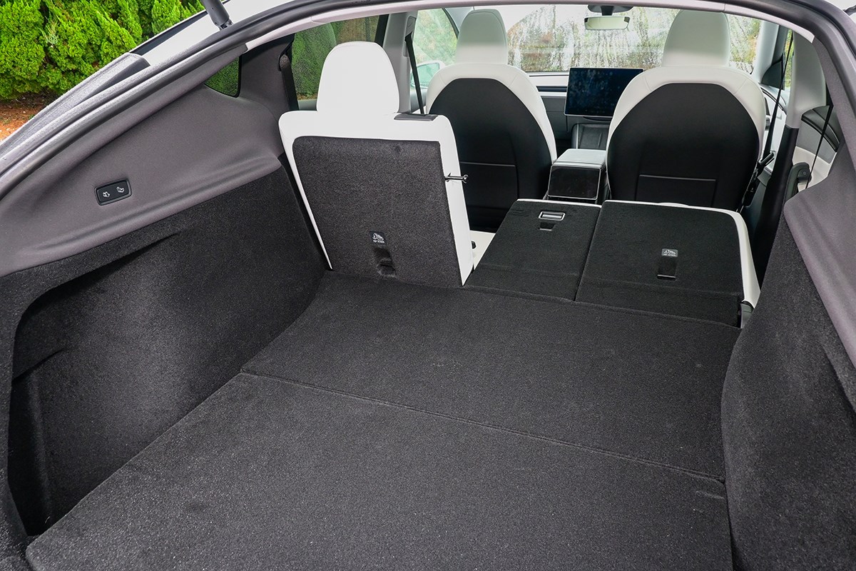 クルマはゴルフギアである ボタンひとつで左右の後席を倒せる