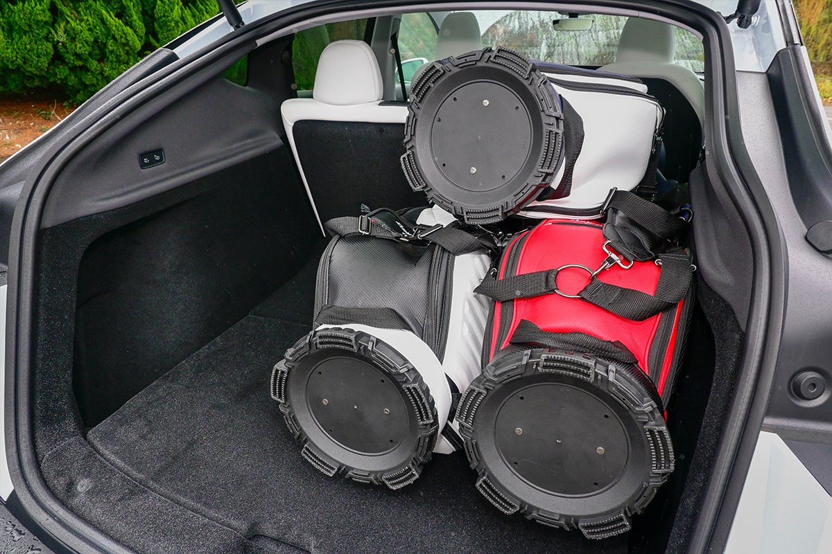 クルマはゴルフギアである 後席を倒せば大型のゴルフバッグを3本積める