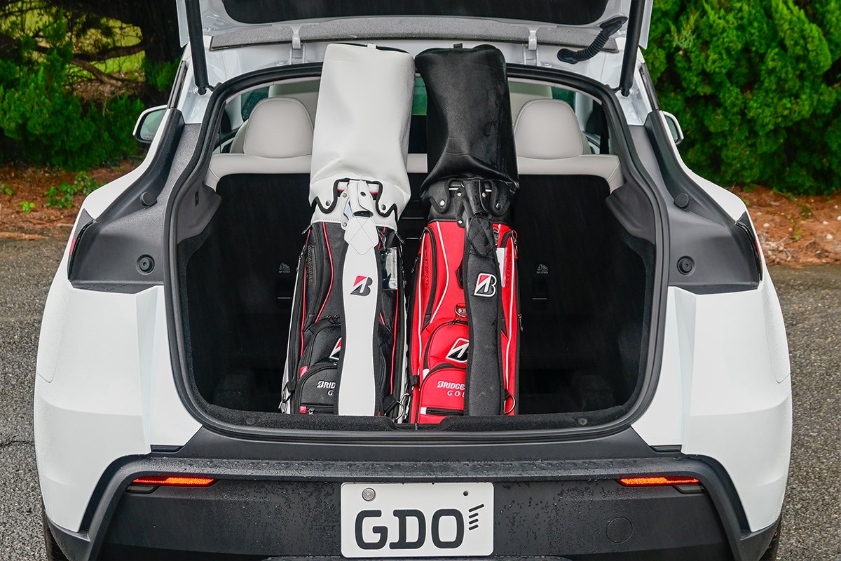 クルマはゴルフギアである 底面の窪みを使って縦に積載。サイズによっては3本積めそう