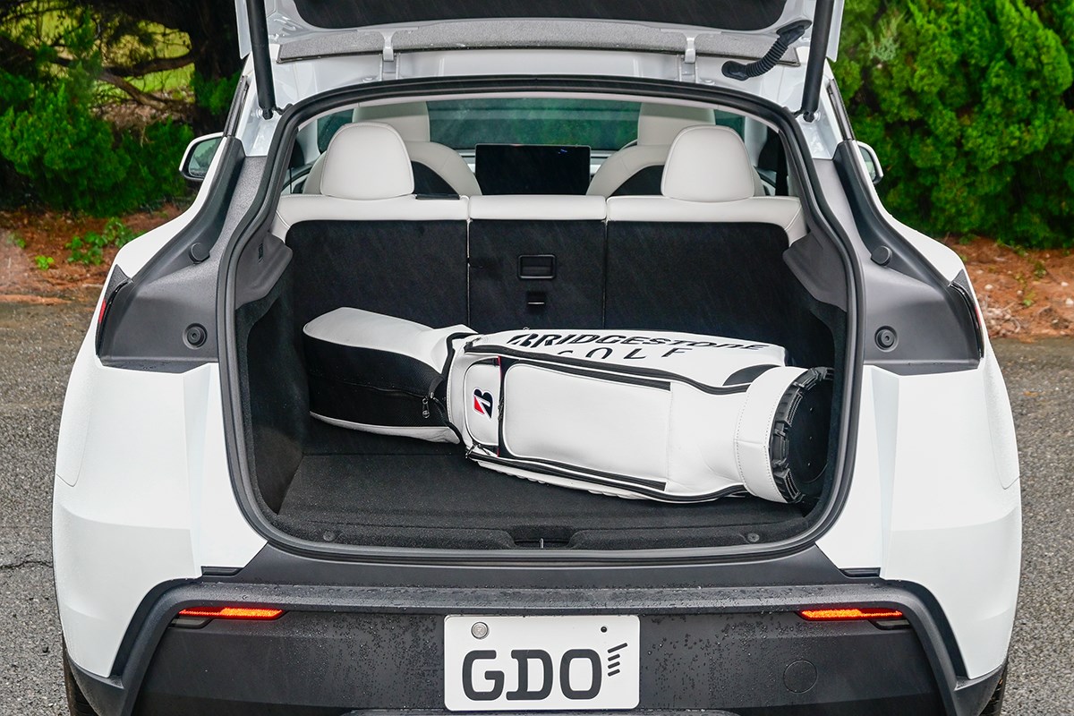 クルマはゴルフギアである ツアータイプのキャディバッグを積載可能