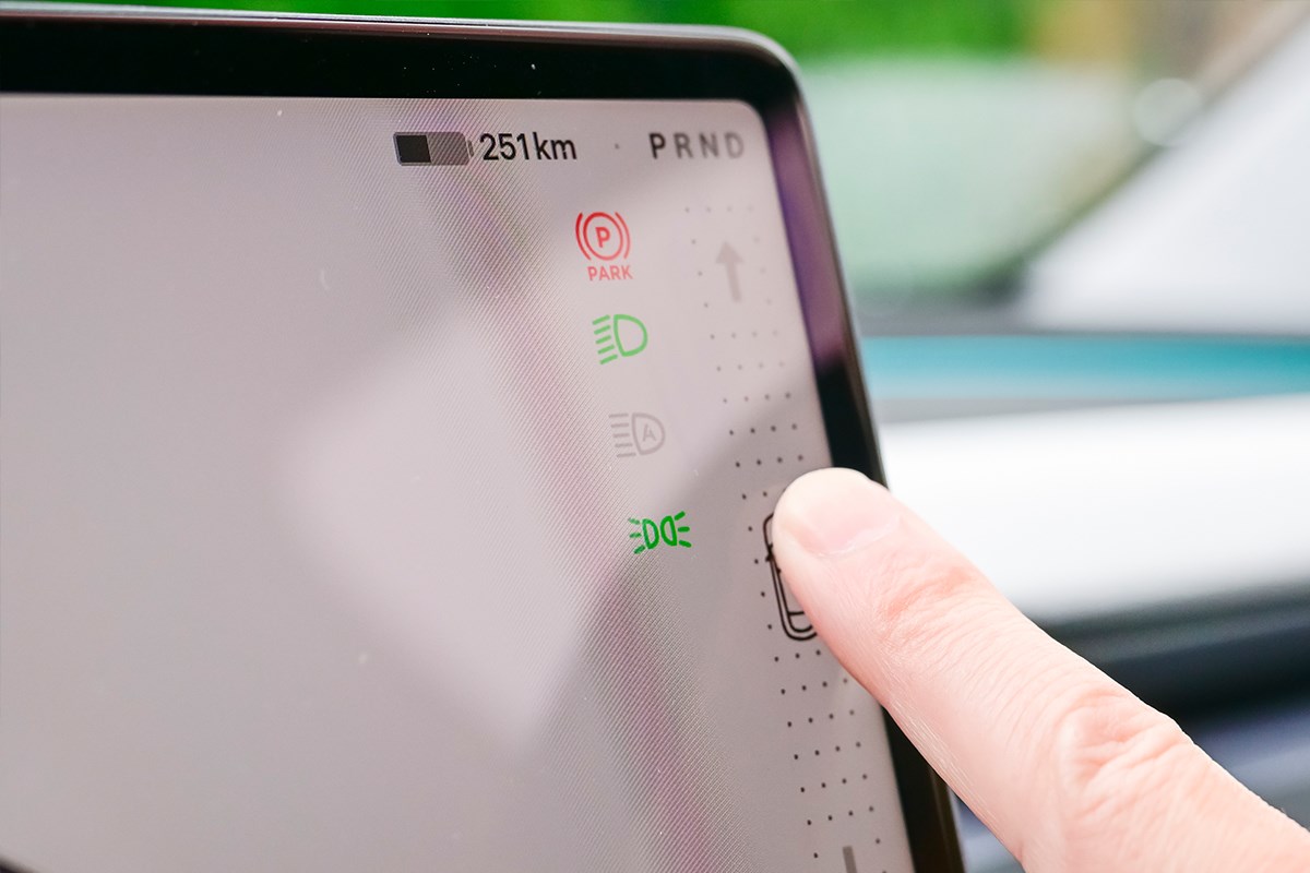 クルマはゴルフギアである クルマのアイコンを上にスライドさせると「D」、下にすれば「R」に入る