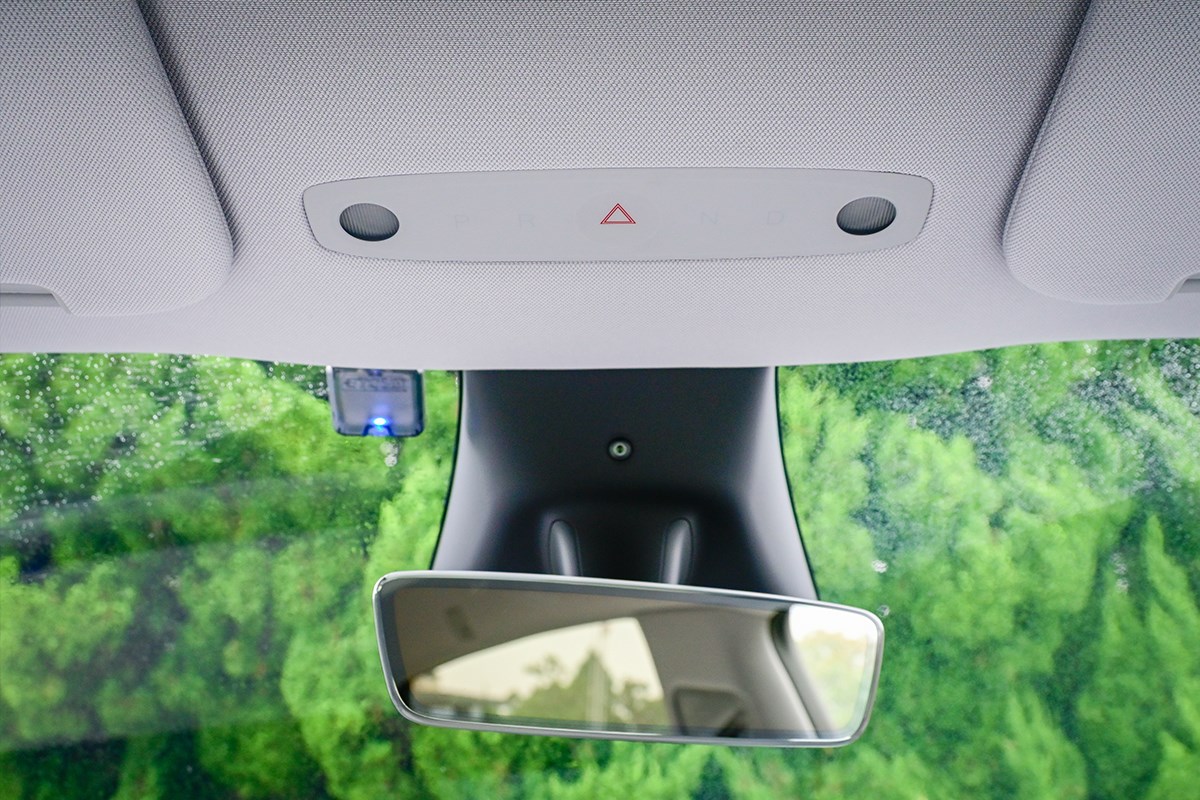 クルマはゴルフギアである ハザードスイッチは天井に！