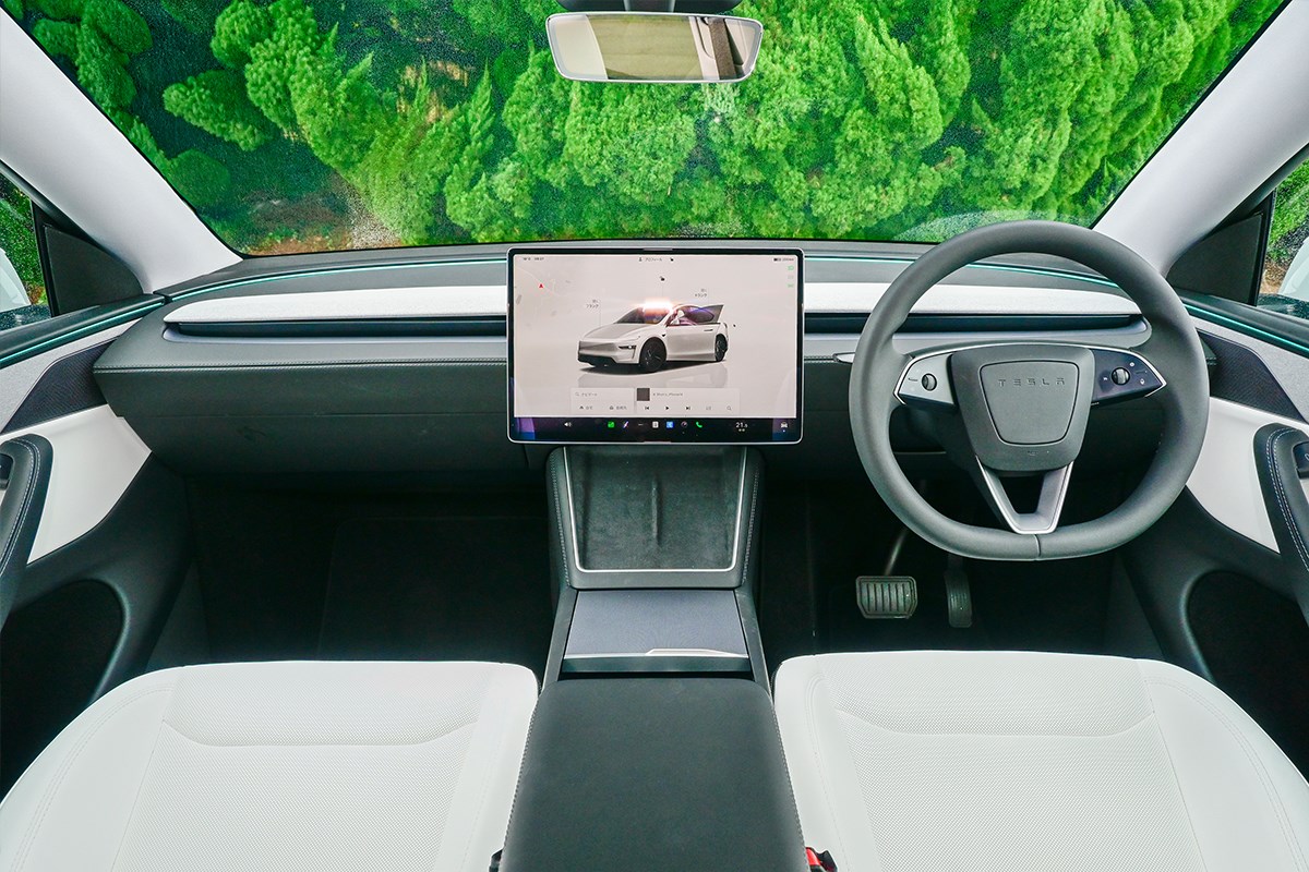 クルマはゴルフギアである 15.4インチのタッチパネルが鎮座する運転席周り