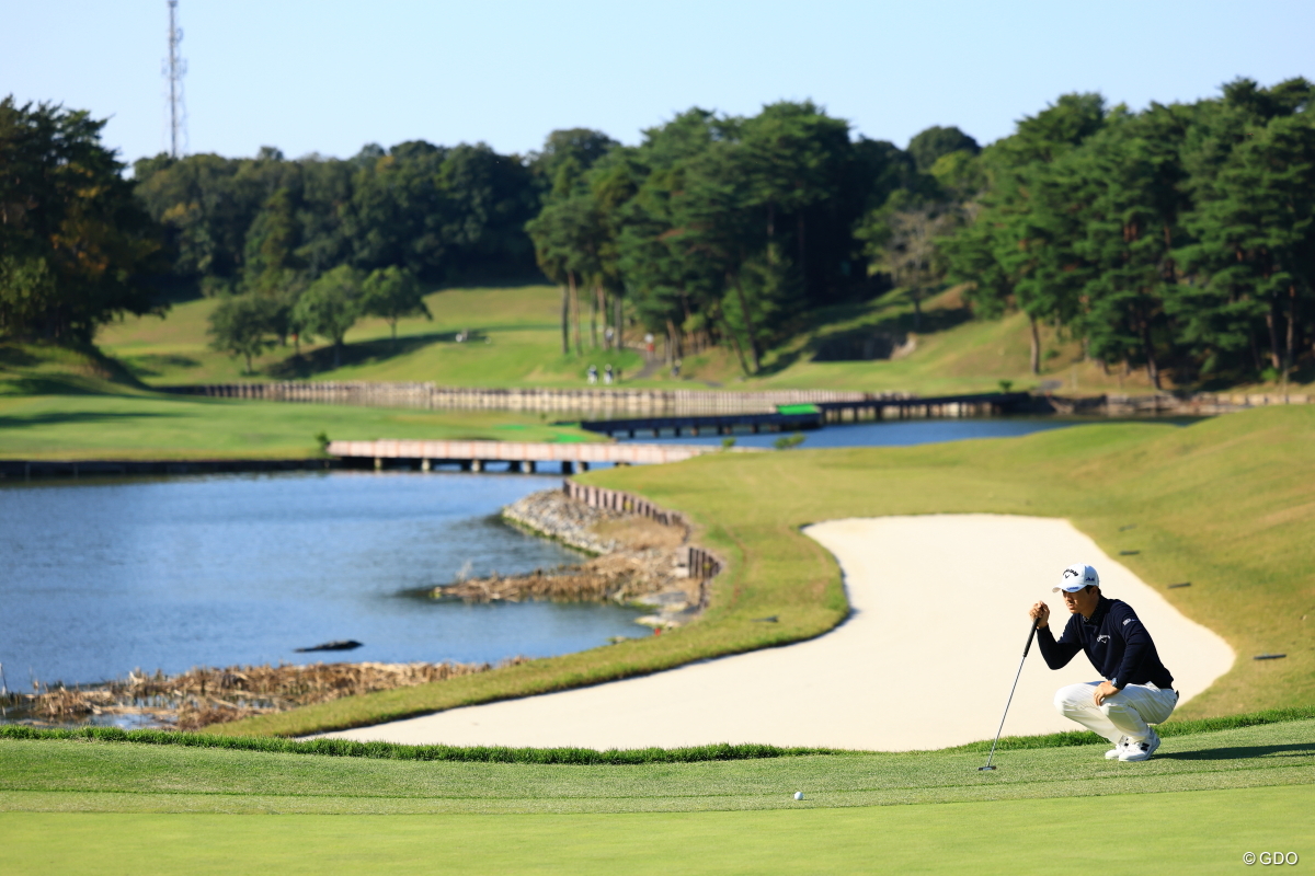 最終9番は2打でカラーまで運んでバーディ締め。2アンダー「69」で滑り出した