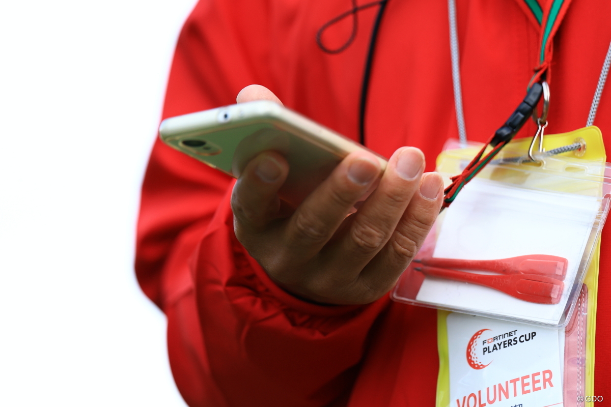 新規大会の観戦アプリは各組帯同のスコアラーが持つ端末から位置情報を取得している