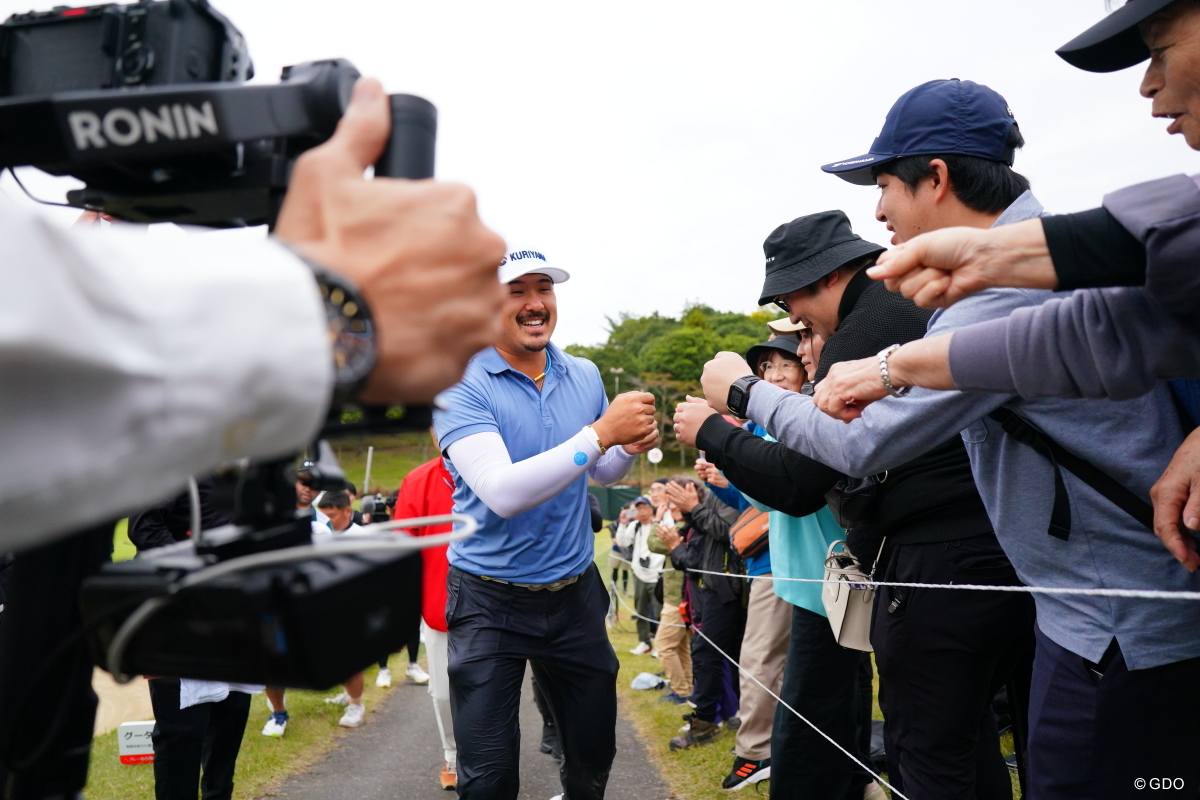 ギャラリーからも祝福のグータッチ