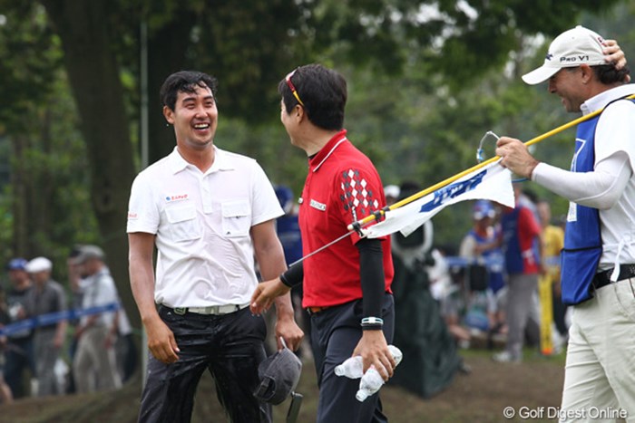 H.T.キムに頭から水を掛けられびしょびしょ、でも良い笑顔です。 2011年 日本ゴルフツアー選手権 Citibank Cup Shishido Hills 最終日 J.B.パク