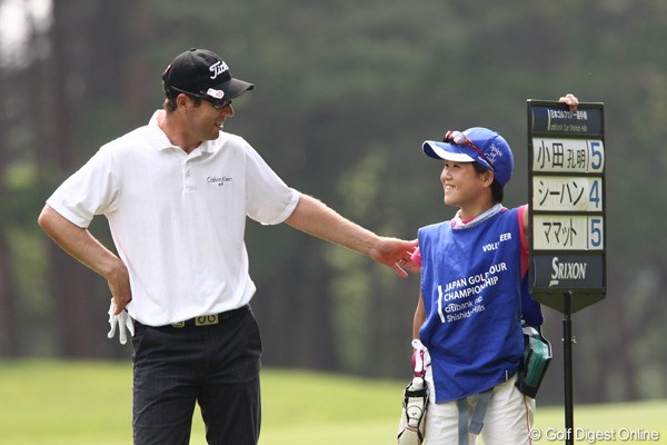 2011年 日本ゴルフツアー選手権 Citibank Cup Shishido Hills 最終日 ポール・シーハン キャリングボードを持つボランティアの小学生に「ご苦労様、重くない？」と、たぶん言ってました。