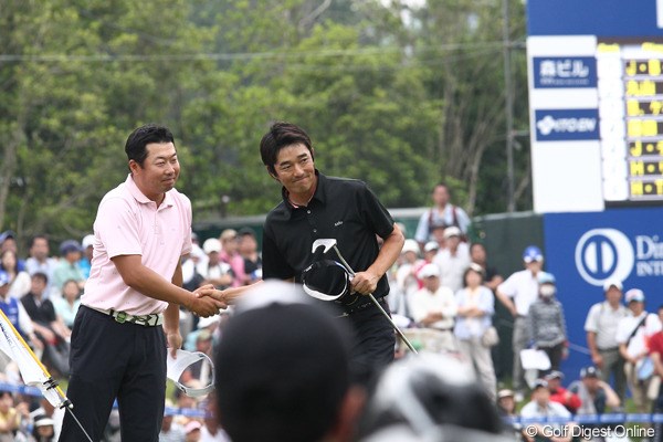 2011年 日本ゴルフツアー選手権 Citibank Cup Shishido Hills 最終日 丸山大輔＆山下和宏 優勝は逃したけどにこやかに健闘をたたえあう2人。