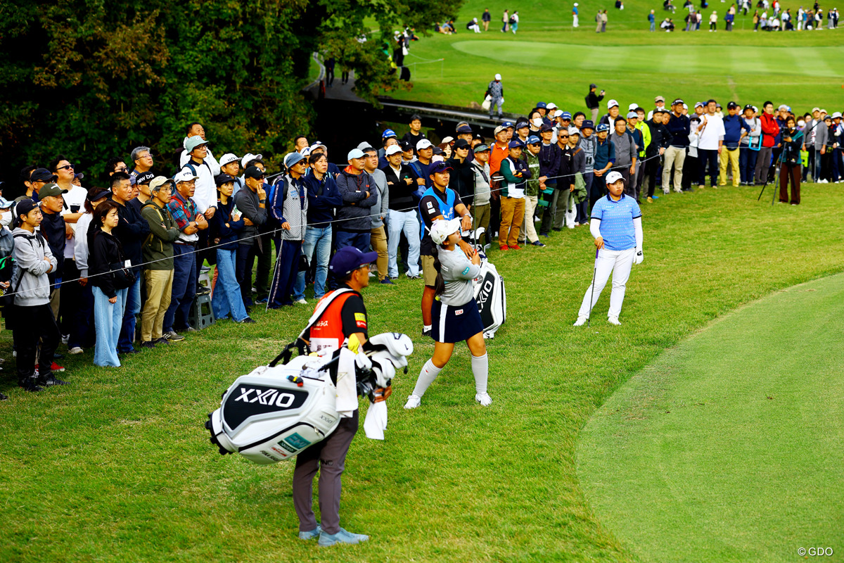 アプローチショットを放つ 2025年 樋口久子 三菱電機レディスゴルフトーナメント 3日目 菅楓華