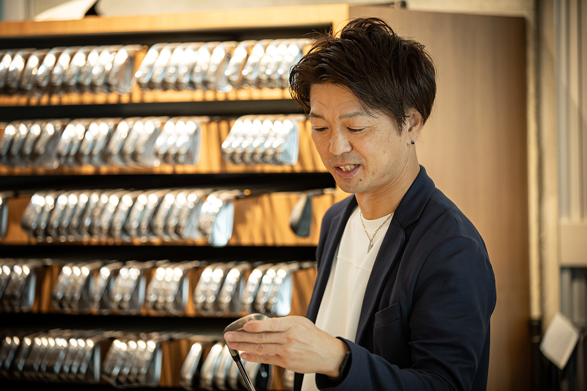 “機能を見せない美しさ”を語る高澤さん。長年クラブと向き合ってきた言葉には、静かな説得力がある