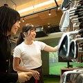 笑顔でクラブを手に取る二人。フォーティーンが生むのは、クラブ選びの時間までも楽しくする不思議な力