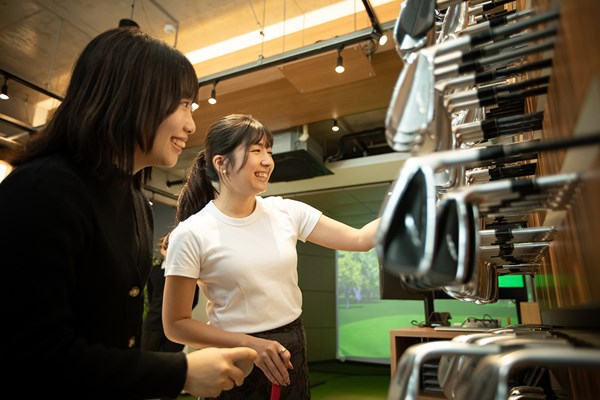 fourteen_13 笑顔でクラブを手に取る二人。フォーティーンが生むのは、クラブ選びの時間までも楽しくする不思議な力 落合隆仁