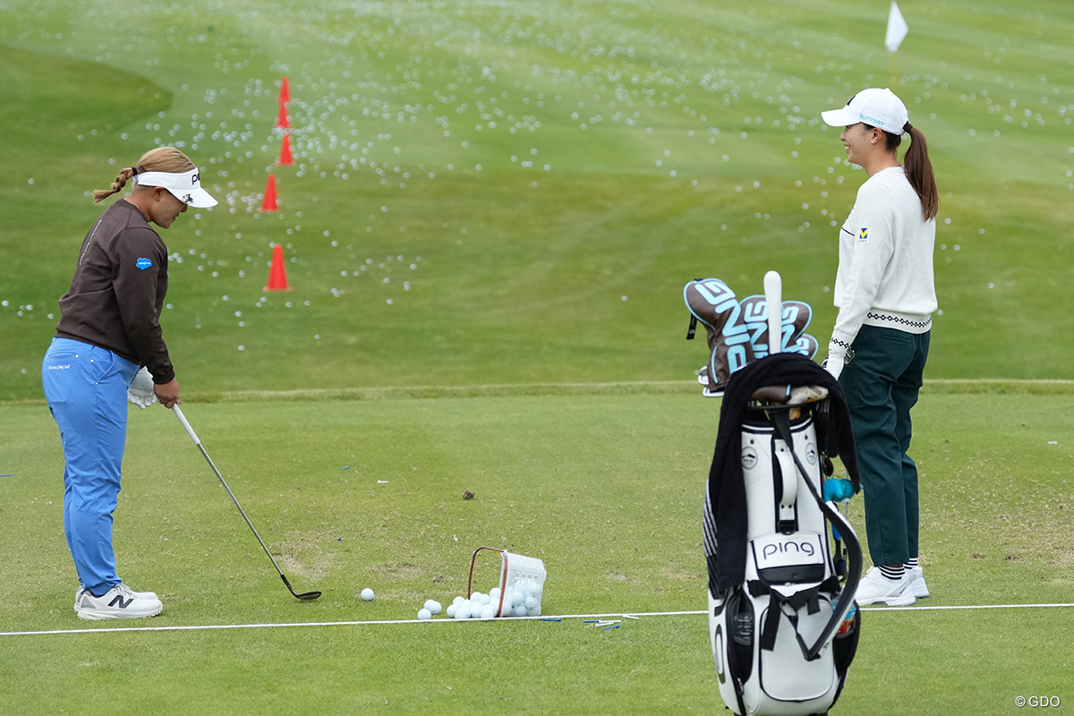 隣にいた鈴木愛（左）とリラックスムードで調整