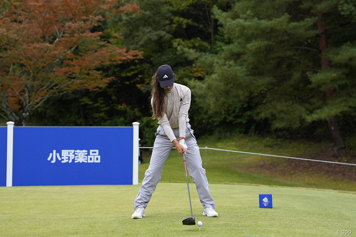 ワイドスタンスでアッパーで打つ構え