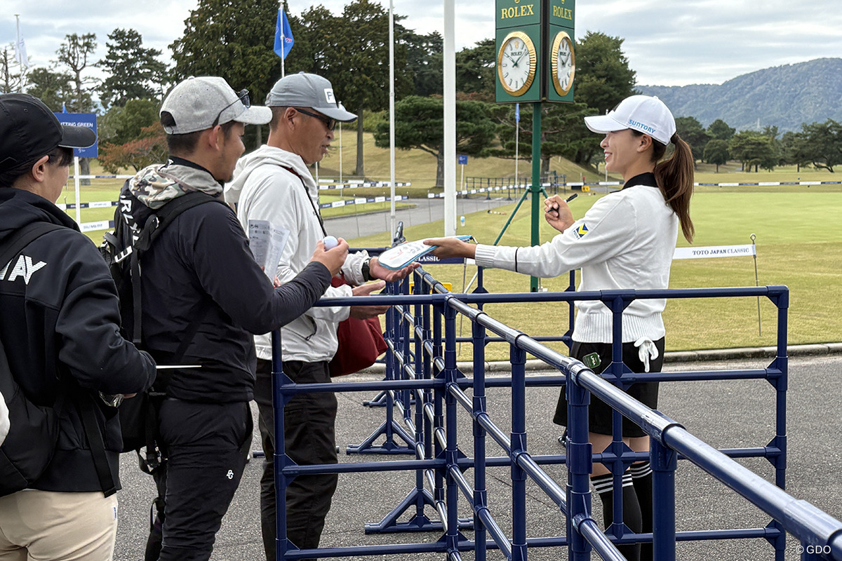 ファンにサインをして帰路についた