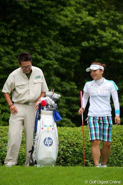 2011年 サントリーレディスオープンゴルフトーナメント 事前 有村智恵 今週は小田亨キャディと久々のコンビ結成。「息の合ったコンビです」と有村智恵