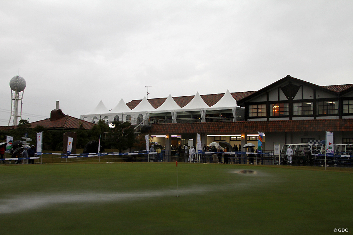 雨により水が浮き出た練習グリーン