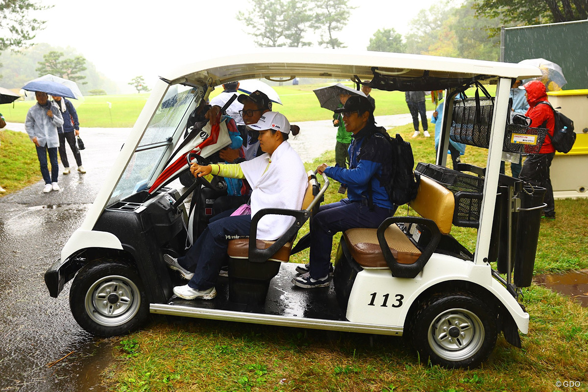 競技を中断し、クラブハウスに向かう畑岡奈紗