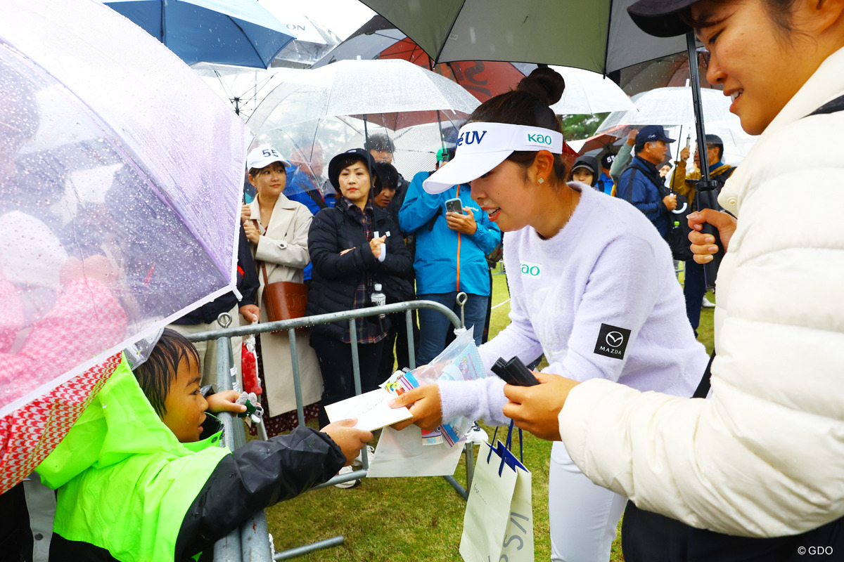 雨の中でファンサービス