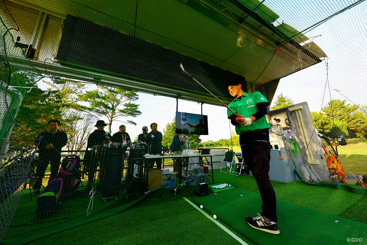 市川町出身でプロを目指す16歳の木村斗茉（とうま）くんも試打