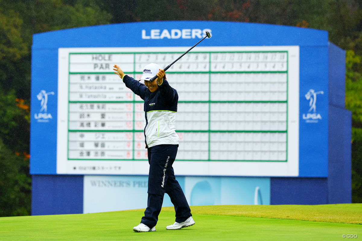 緊張の中で打ったウィニングパットはまっすぐカップへと向かっていった