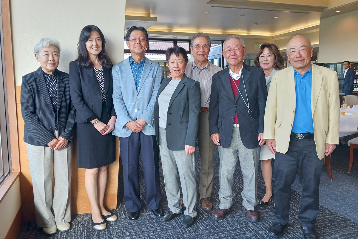 チャリティコンペを主催した安井純子（中央）と参加者