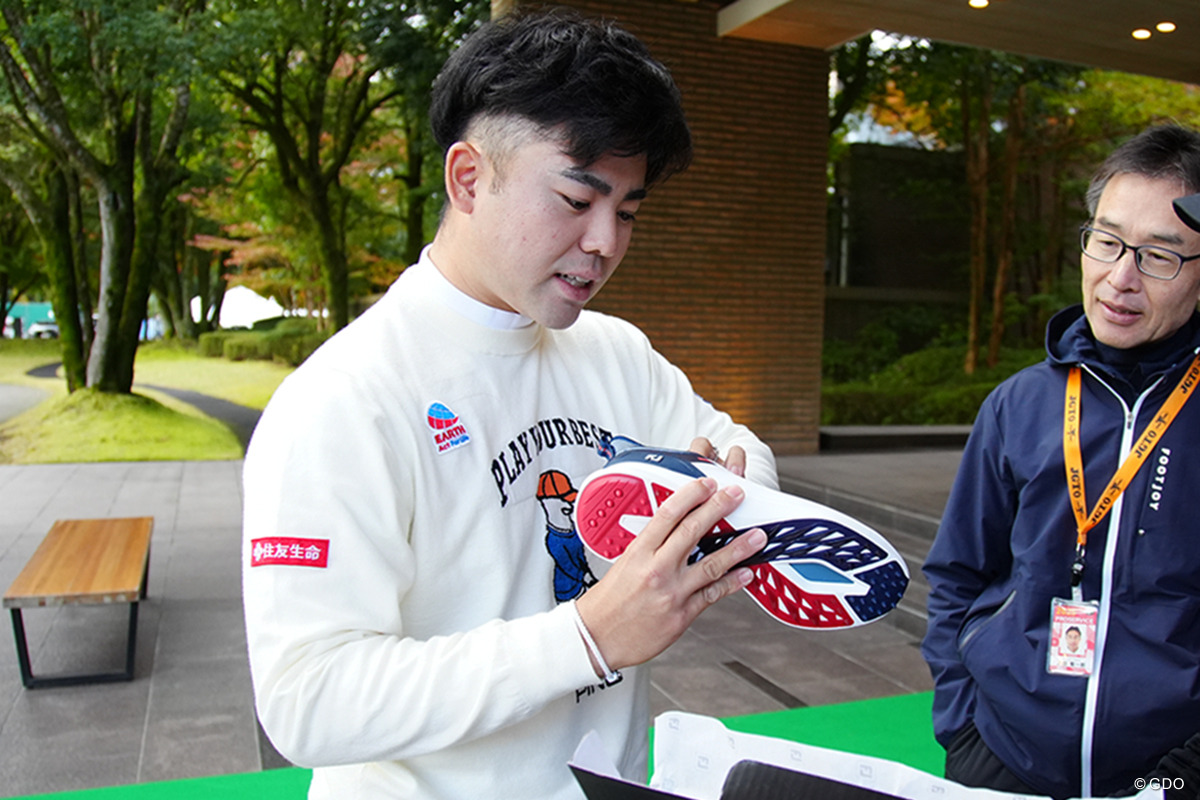 クラブハウス前で新シューズを手渡された蝉川泰果