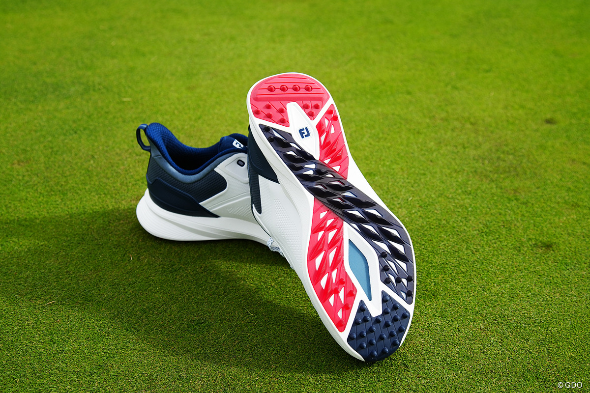 ソールの突起が縦、横、斜めに入る