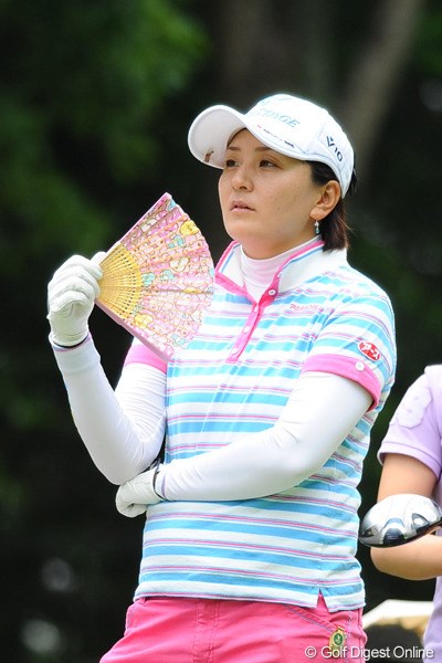 2011年 サントリーレディスオープンゴルフトーナメント 初日 茂木宏美 やっぱり芦屋夫人は違いますワ。扇子ですもん！これがセレブちゅうもんやネ！4位T