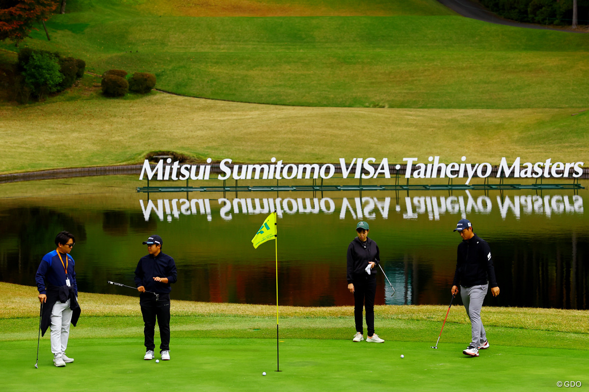 開幕2日前にはプロ転向した中野麟太朗(右)と練習ラウンド