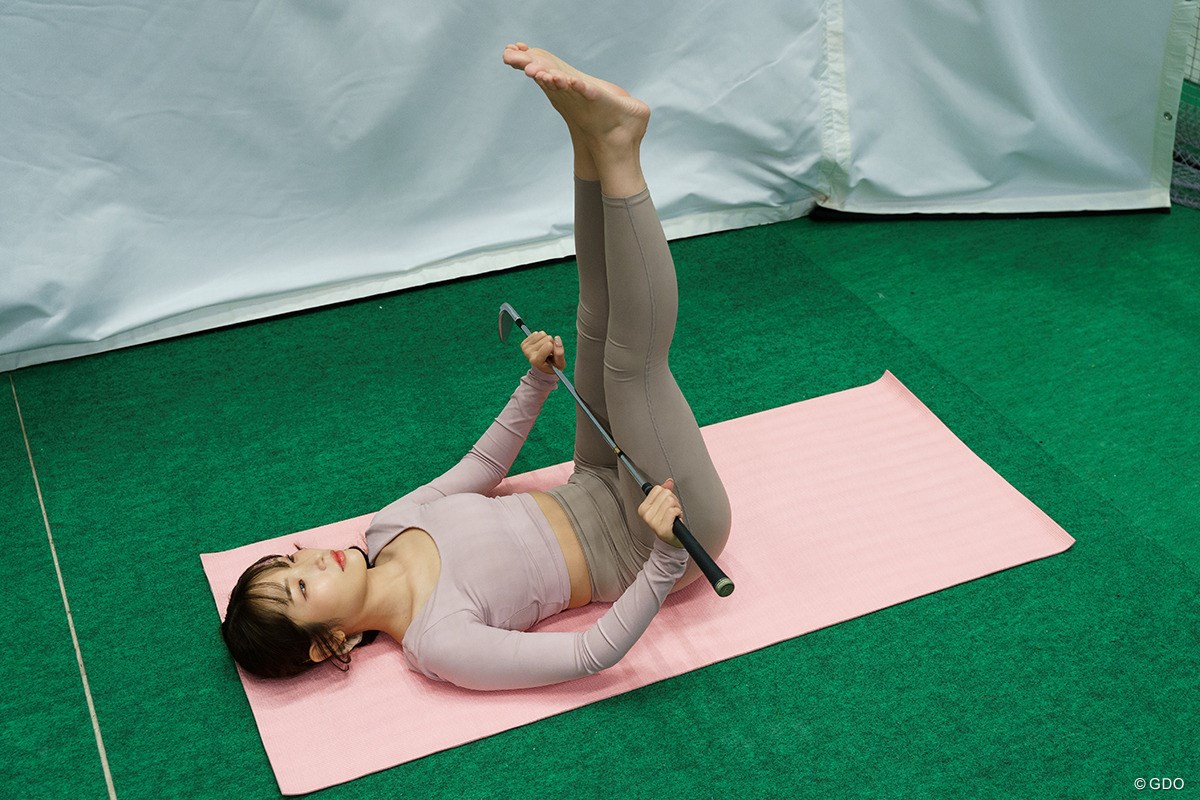 さあ、寝そべって足を上げ下げ～♪「腹筋バキバキ」／ゴルファーのための体幹トレーニングVol.1