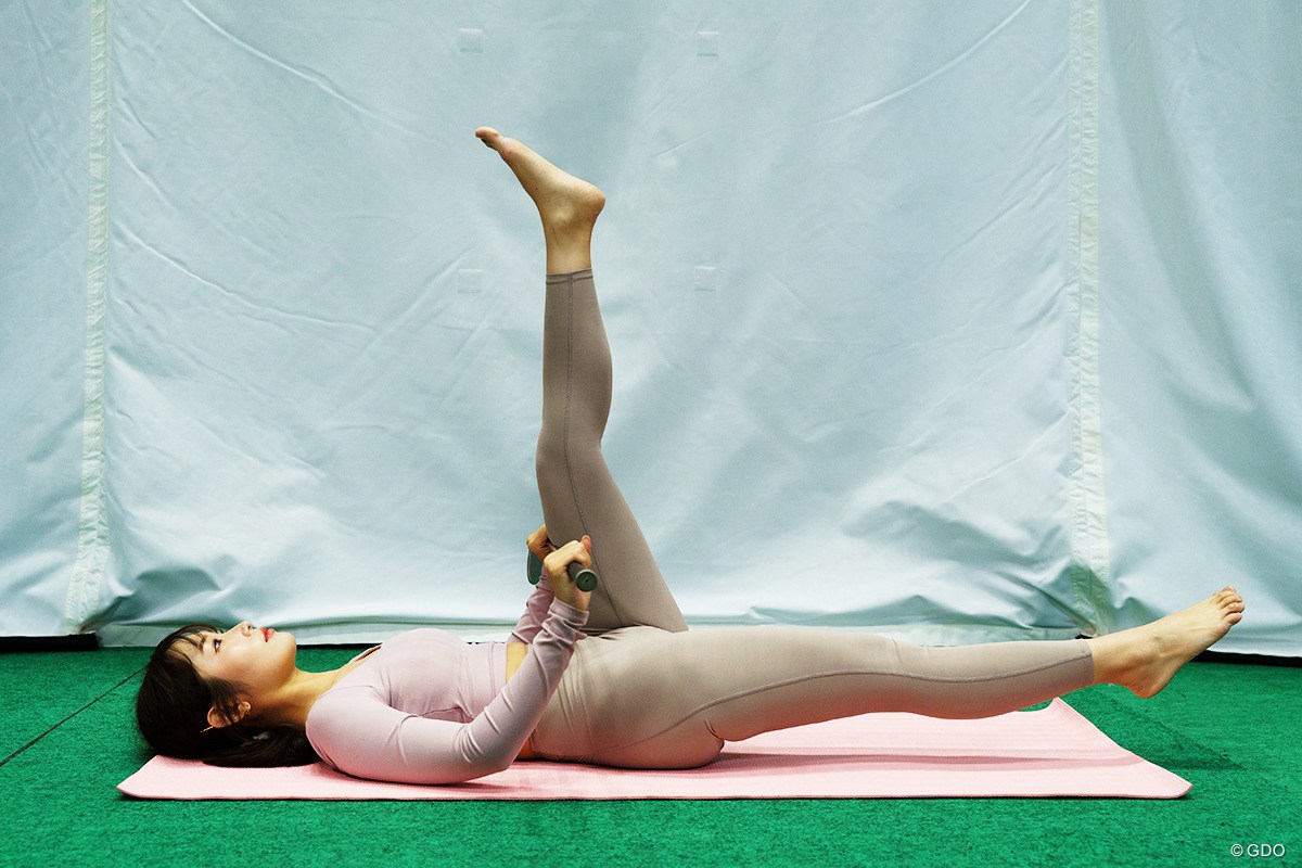 さあ、寝そべって足を上げ下げ～♪「腹筋バキバキ」／ゴルファーのための体幹トレーニングVol.1 足が水平になるまで下ろしましょう