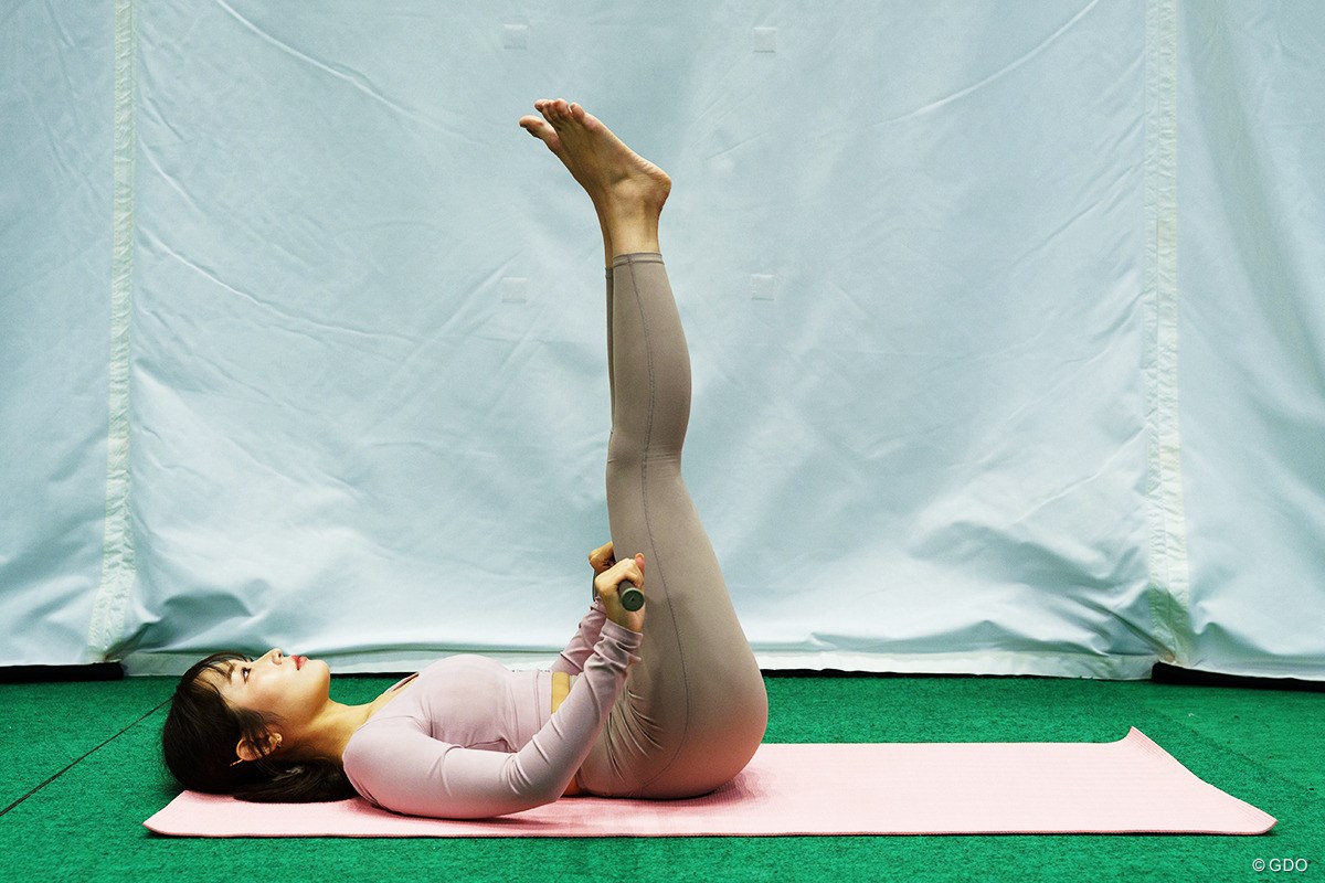 さあ、寝そべって足を上げ下げ～♪「腹筋バキバキ」／ゴルファーのための体幹トレーニングVol.1 後頭部と背中とお尻が地面にピタッとつくように