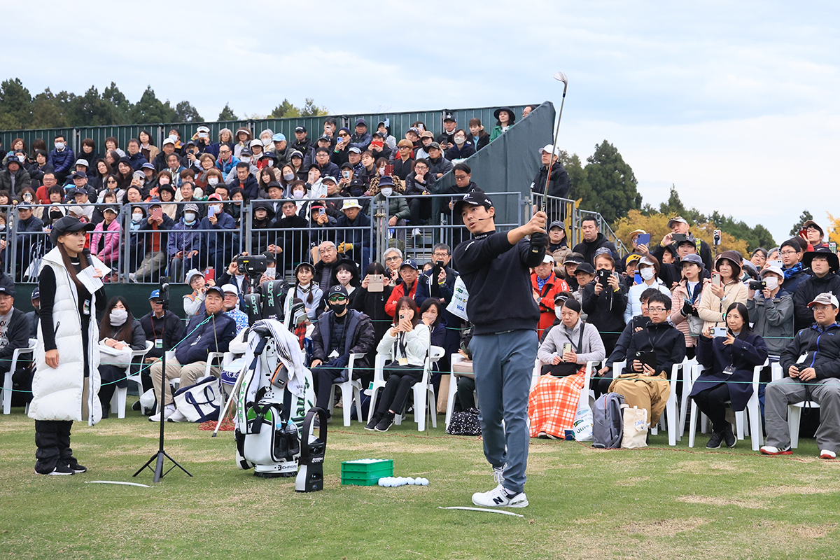 石川遼はホールアウト後の練習場でゴルフクリニックを行った（大会提供）