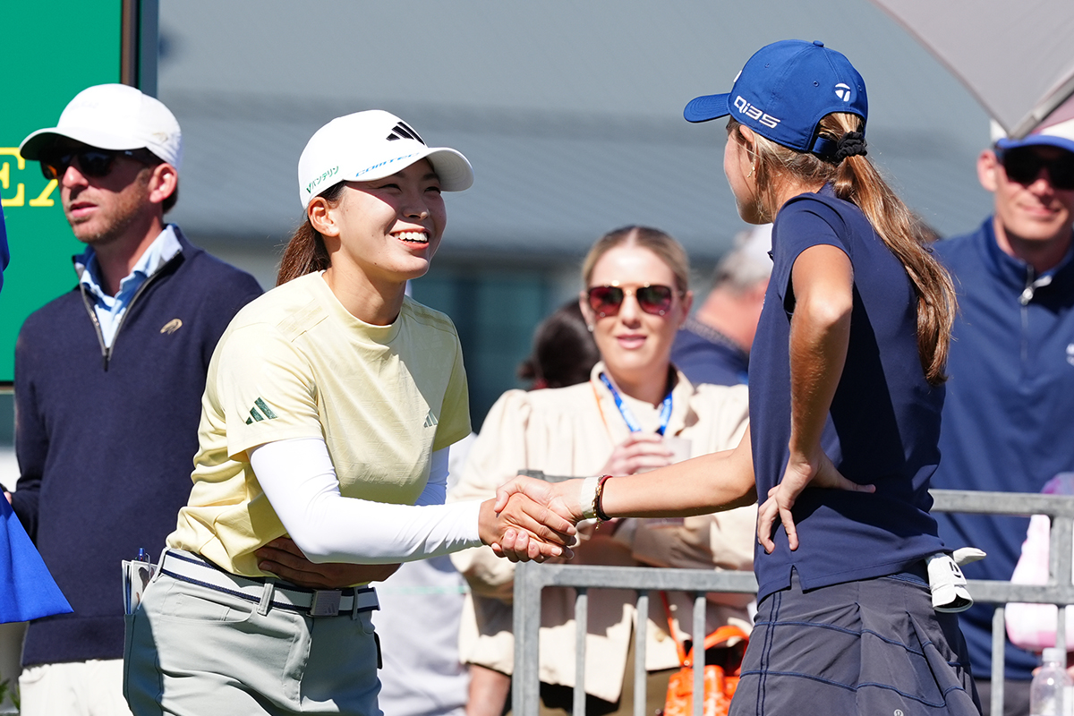 ティオフ前に笑顔であいさつ。渋野日向子は米大統領の孫とプレーをともにした(Brian Spurlock/Icon Sportswire via Getty Images)