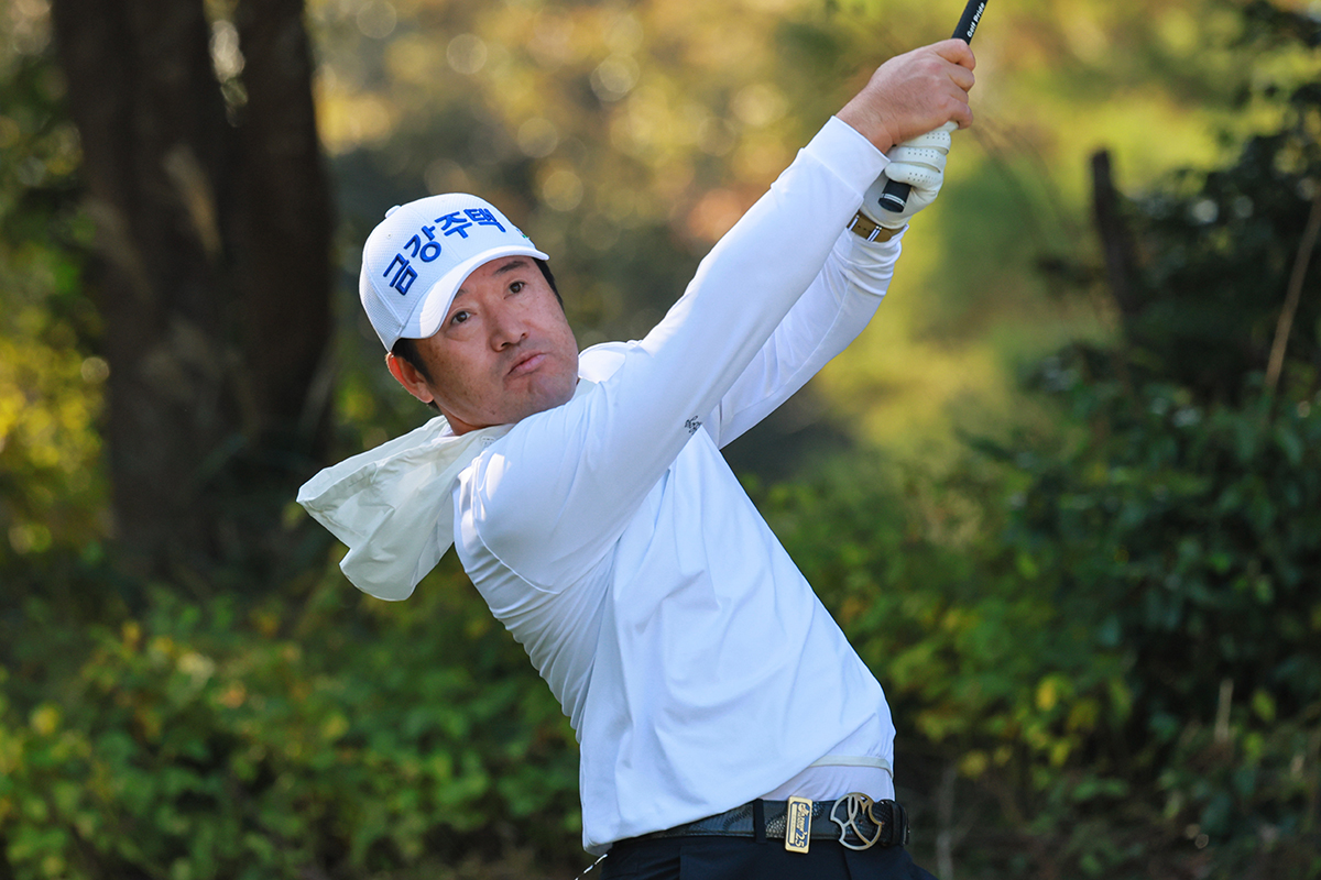 チェ・ホソンも首位で初日を終えた（提供：日本プロゴルフ協会） 2025年 ISPS Handa シニア・グランド・ゴールドクラシック～年は取っても、心とゴルフは若いんだ～ 初日 チェ・ホソン