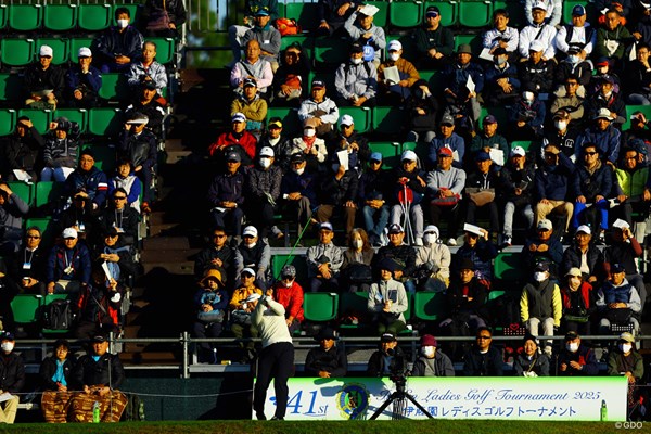 2025年 伊藤園レディスゴルフトーナメント 初日 不動裕理 過去4勝の大会でギャラリーの視線を浴びながら