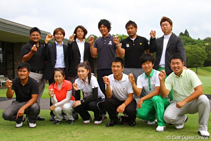 プロアマ戦に出場した矢野東をはじめとするゴルファーの面々はホワイトマーカーを手に笑顔 2011年 ホットニュース 矢野東 ほか