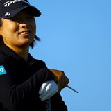 佐久間朱莉が「65」で1打差2位浮上 首位に永峰咲希