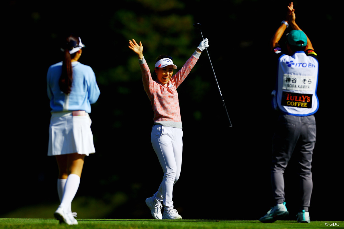 「入った！」の歓声で、一瞬遅れて万歳ポーズ