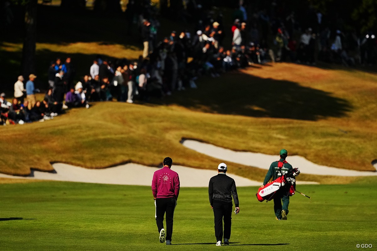 10代の長崎（中央）、30代の石川遼（左）、50代の深堀圭一郎が同じ組でプレーした