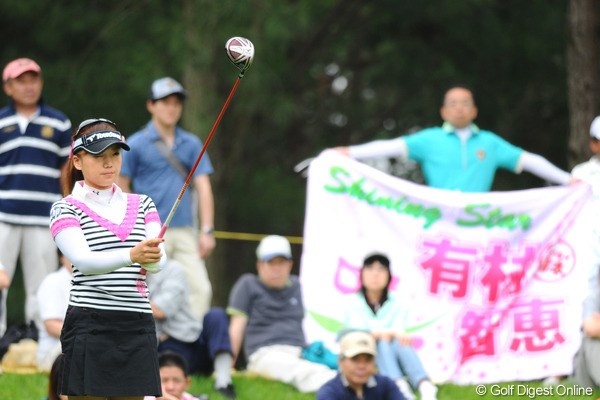 2011年 サントリーレディスオープンゴルフトーナメント 2日目 有村智恵 2位タイに浮上して決勝ラウンドを迎える有村智恵。応援団も今季初勝利を願っています！